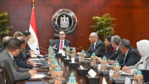 وزير الاستثمار يبحث سبل تطوير برنامج رد أعباء الصادرات