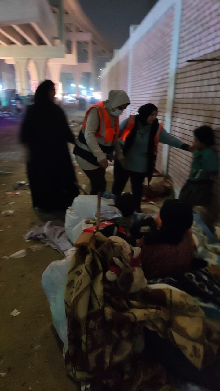 تنقل سيدة بلا مأوي وطفليها حديثي الولادة  لإحدي الجمعيات الأهلية
