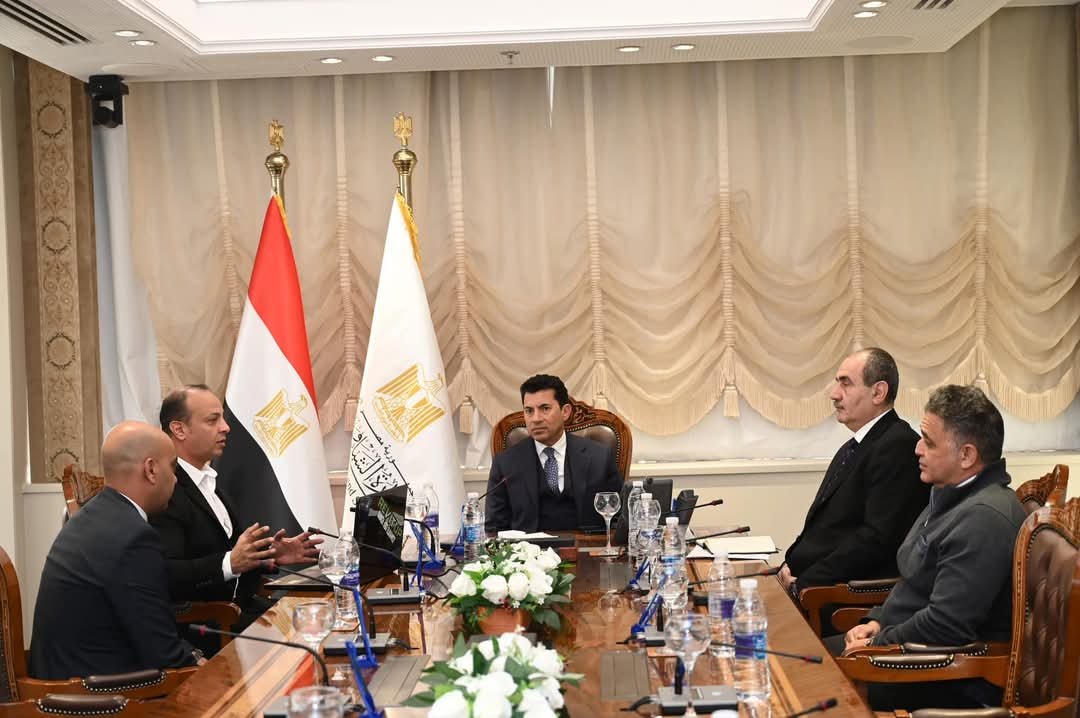 أشرف صبحي يشيد بالتوسع الدولي لبطولة "مصر الشرق الأوسط لسباقات السيارات"