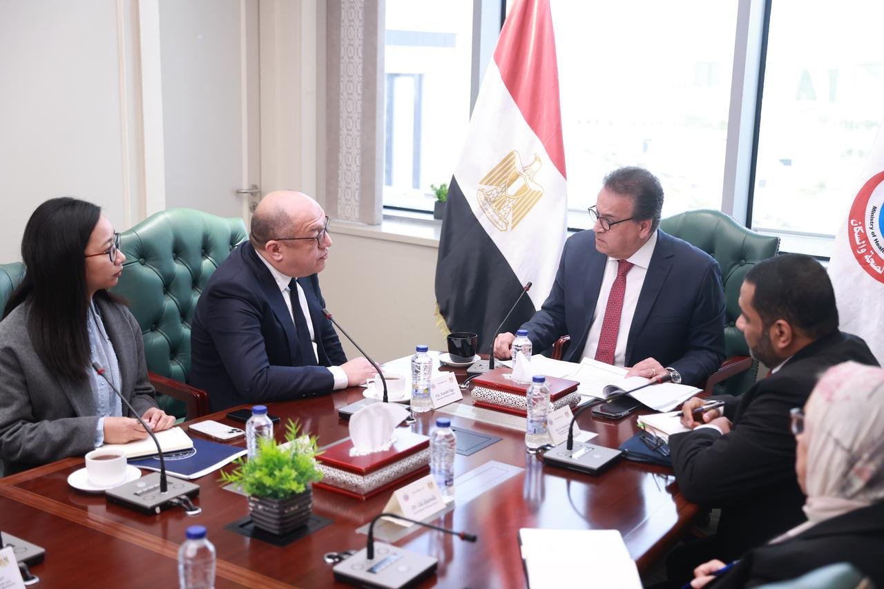وزير الصحة يبحث أطر التعاون مع سفير الفلبين بمصر