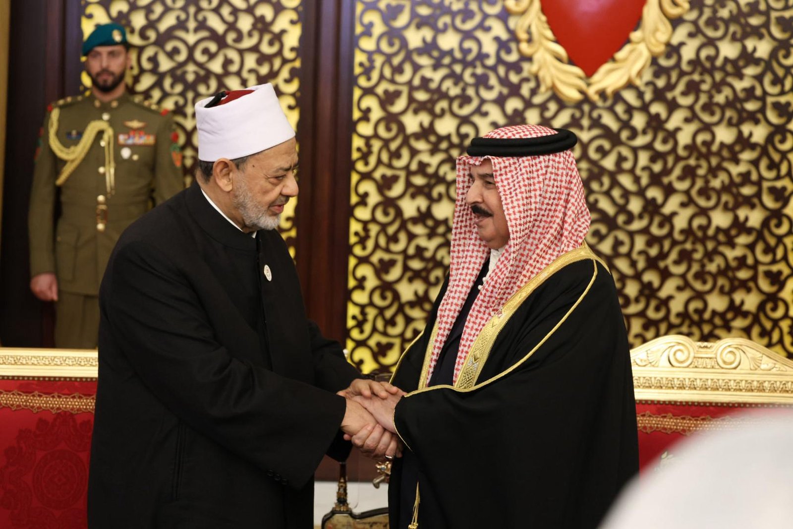 ملك البحرين يشيد بدور شيخ الأزهر في خدمة قضايا الأمة