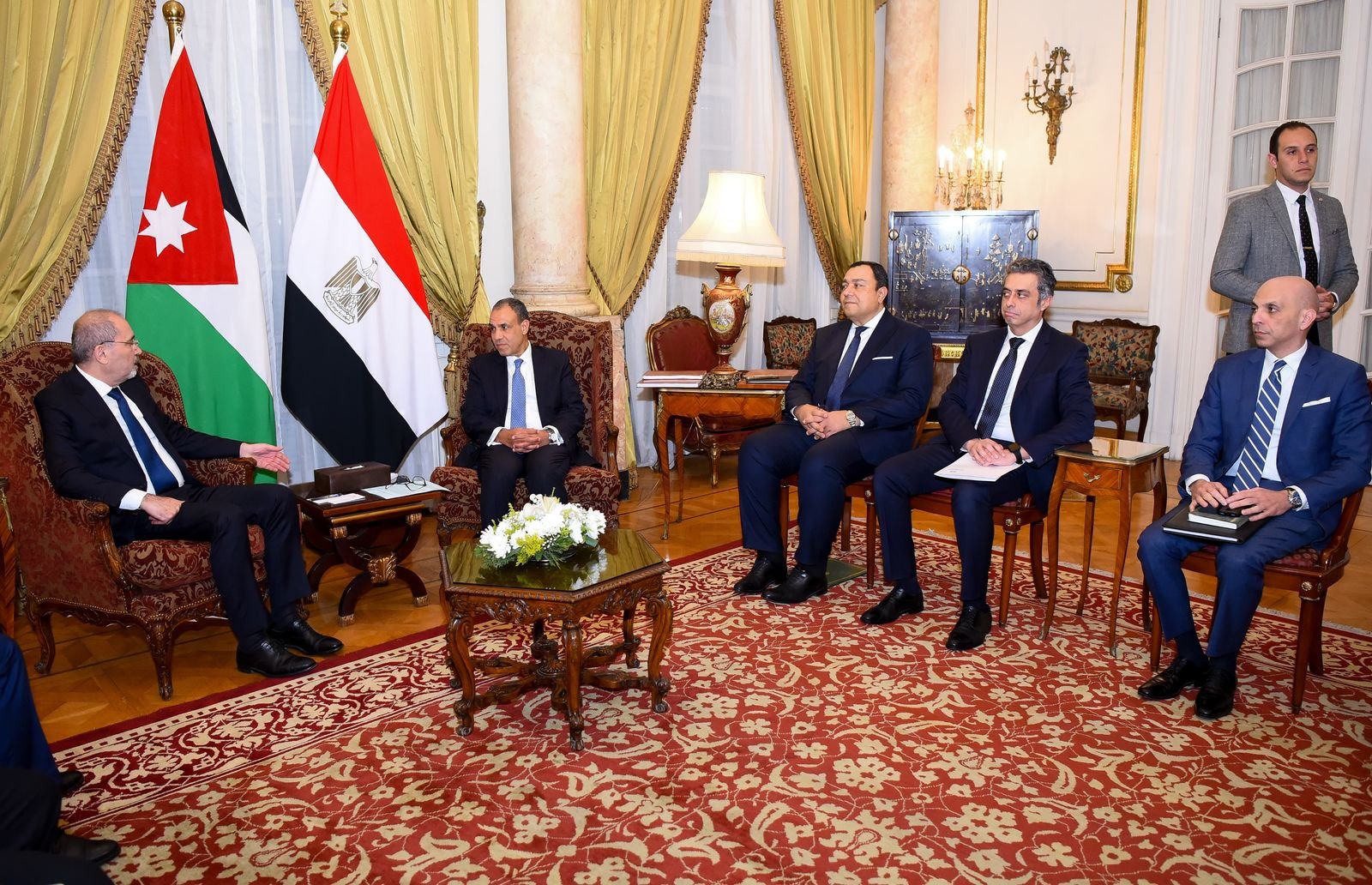 وزير الخارجية يلتقي مع نظيره الأردني