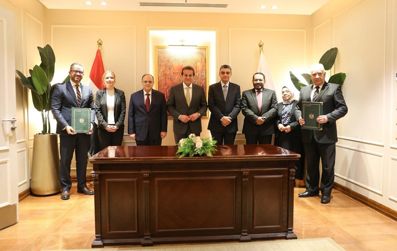 توقيع اتفاقية تعاون لتوطين تكنولوجيا تصنيع أدوية علاج الأورام بمصر