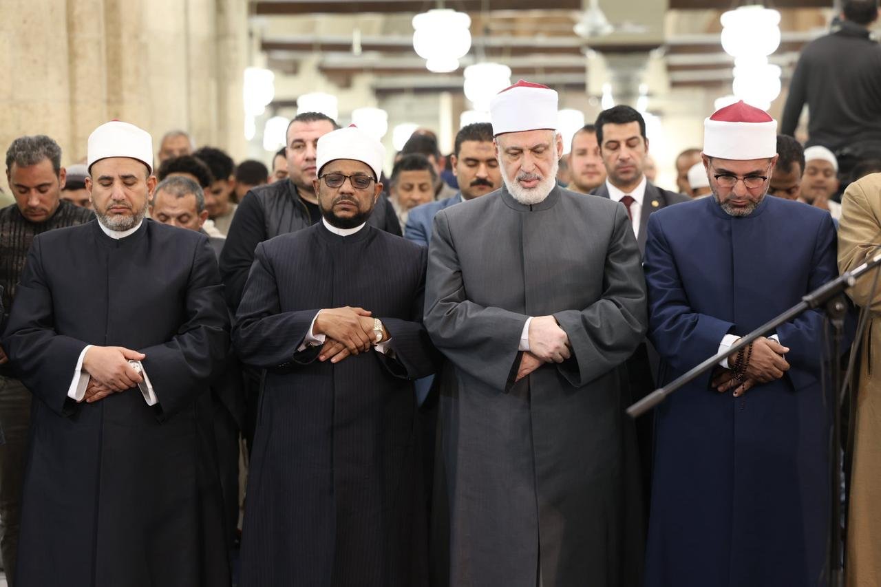 الجامع الأزهر كامل العدد لأداء صلاتي العشاء والتراويح