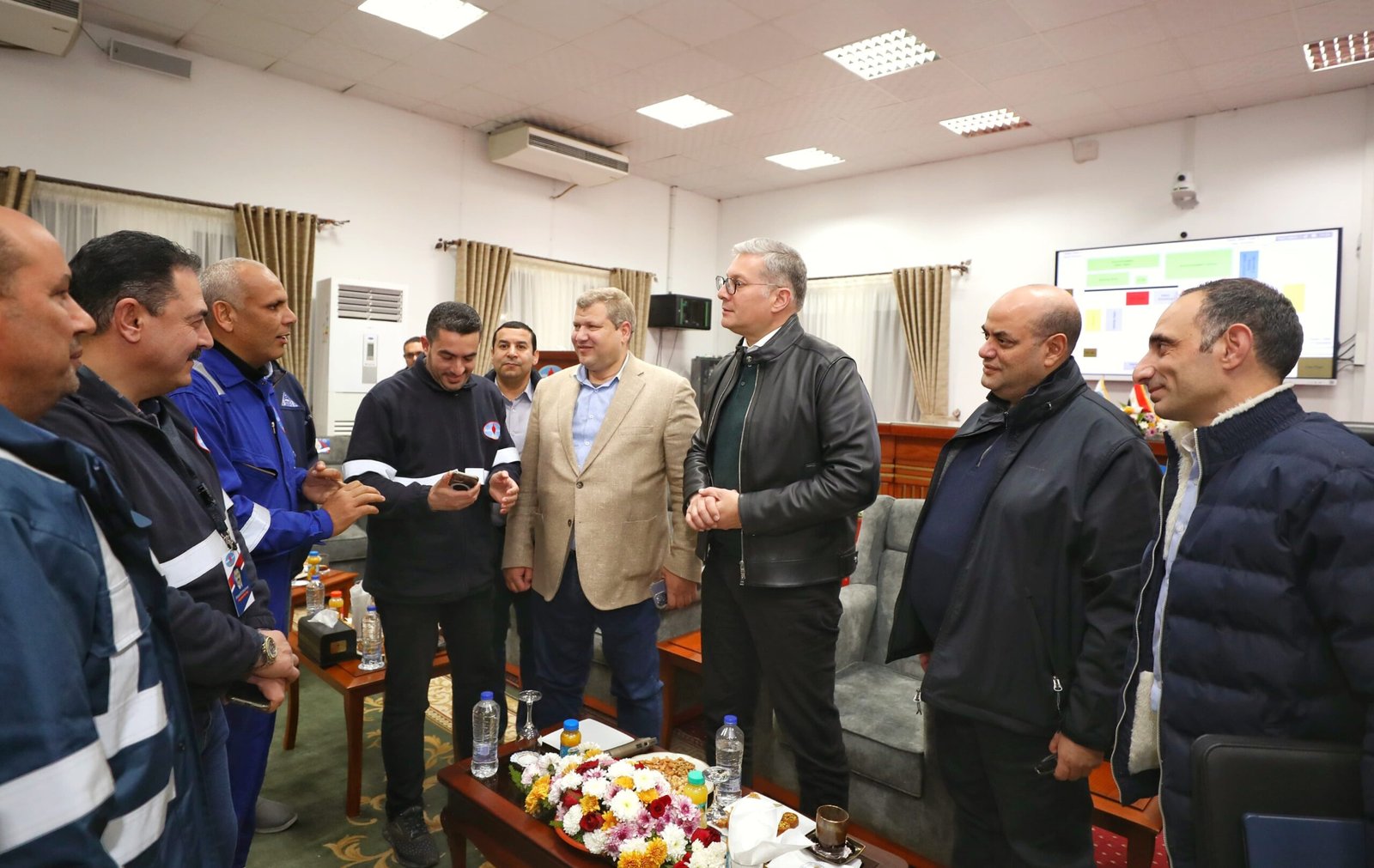 كريم بدوي يشارك العاملين بالصحراء الغربية الإفطار الرمضاني