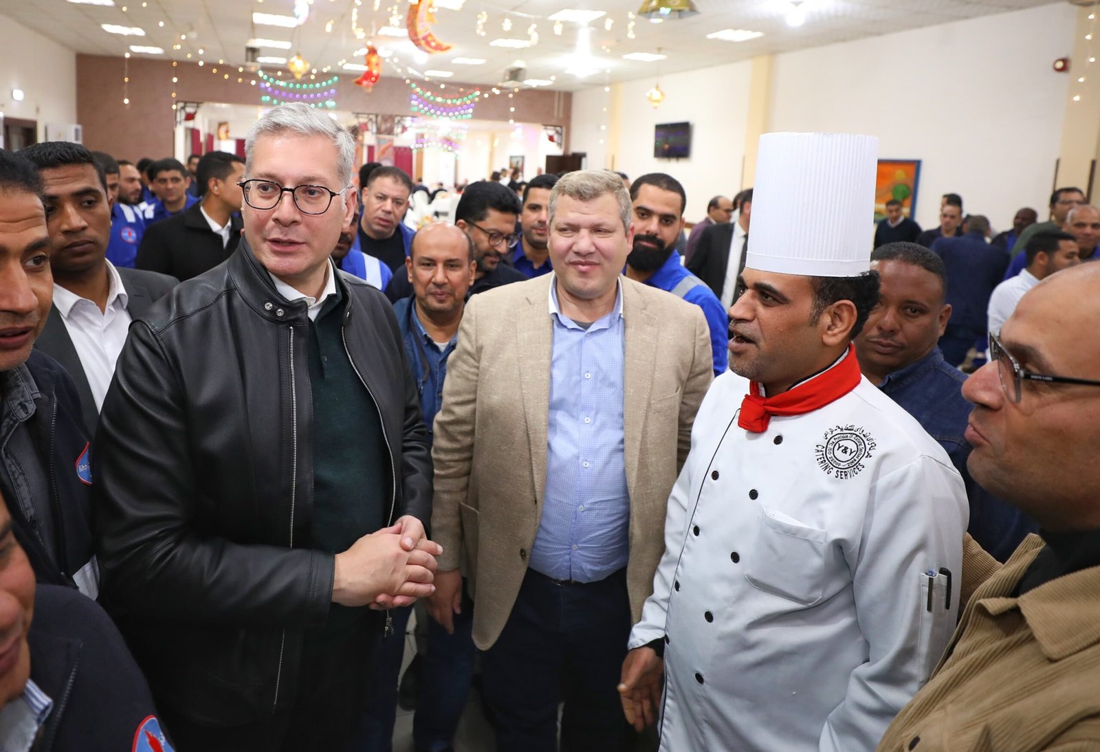 كريم بدوي يشارك العاملين بالصحراء الغربية الإفطار الرمضاني