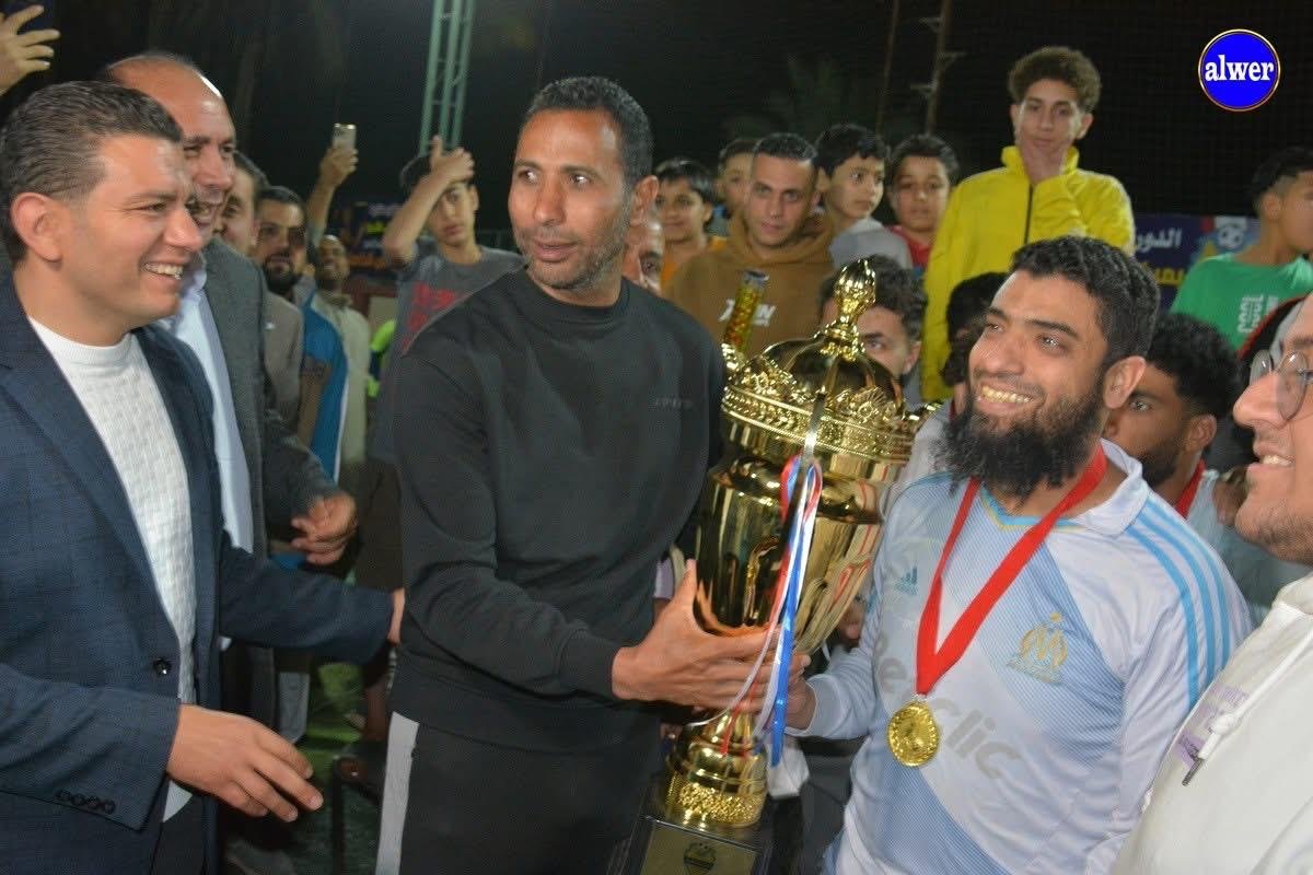 وائل القباني يقدم كأس البطولة