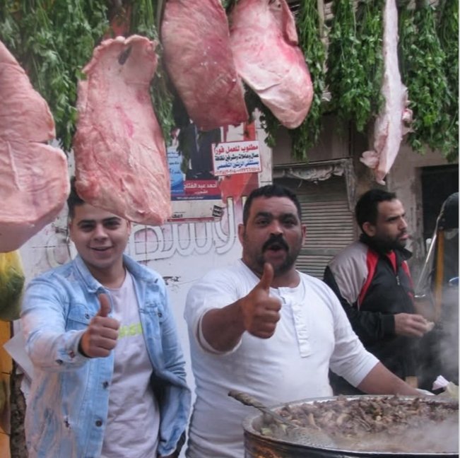 إبراهيم الطوخي مع زبائنه