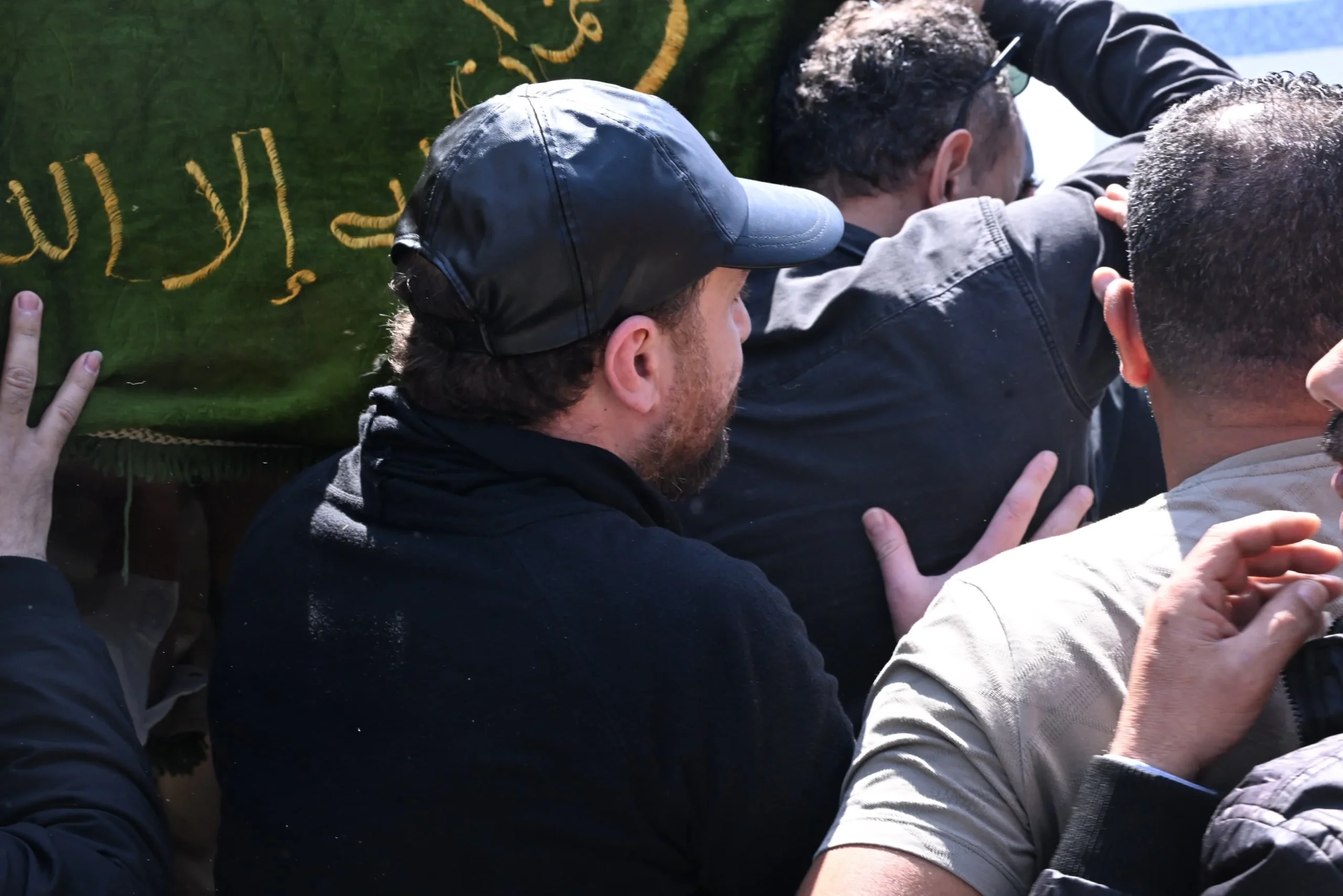نضال الشافعي يشيع جنازة زوجته