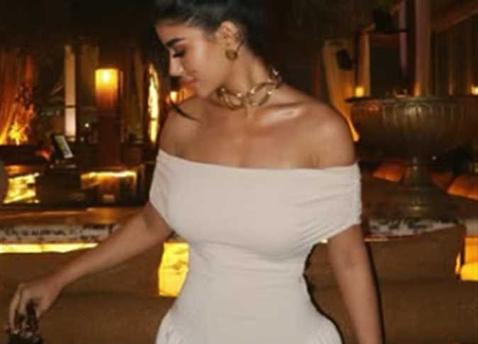 كارولين عزمي