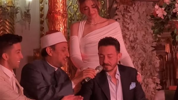 بكاء أحمد زاهر أثناء عقد قران أبنته