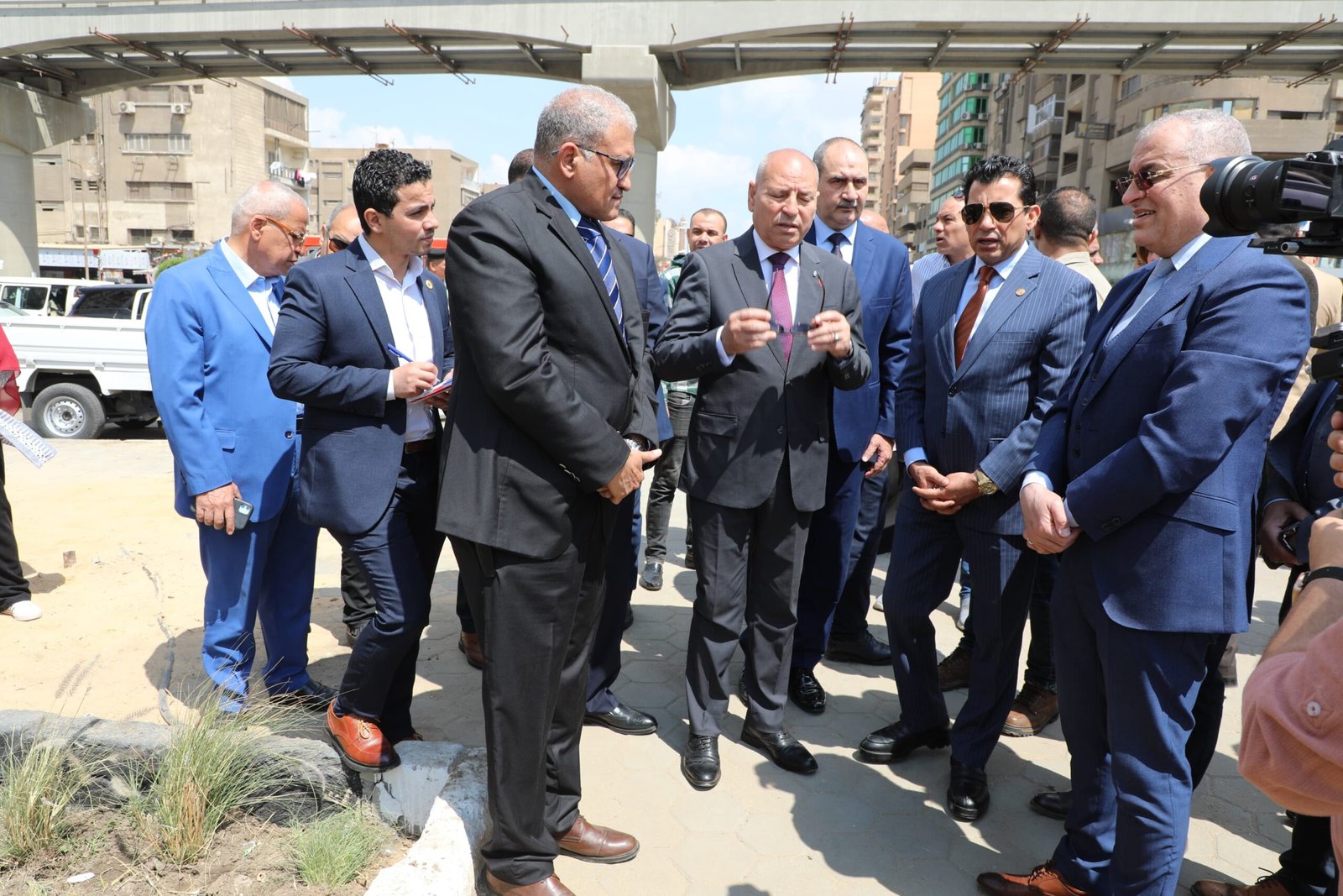 أشرف صبحي ومحافظ القاهرة يتفقدان بدء إنشاء ممشى رياضي بمدينة نصر