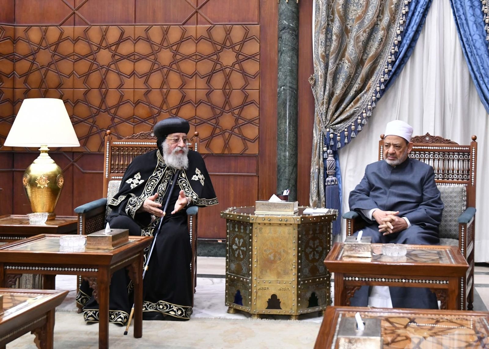 شيخ الأزهر يهنِّئ البابا تواضروس والإخوة المسيحيين بمناسبة عيد القيامة