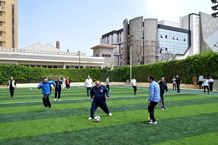 رئيس جامعة القاهرة يشارك الطلاب ماراثون الدراجات