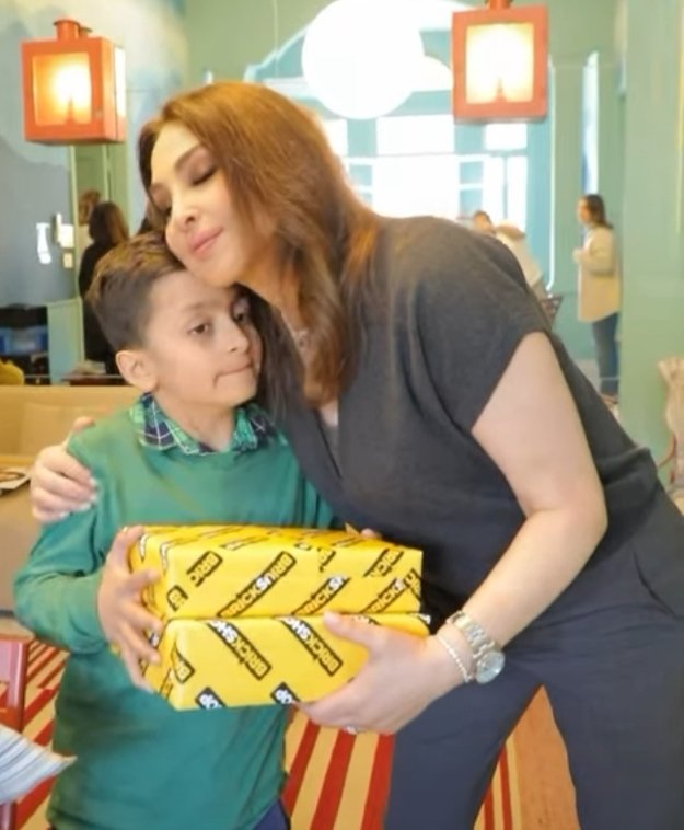 إليسا مع الطفل المريض