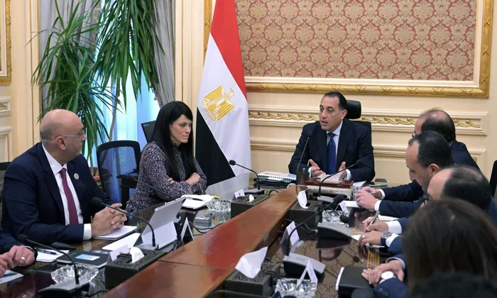 رئيس مجلس الوزراء يجتمع مع كبار المسؤولين لمتابعة استدامة الجهاز