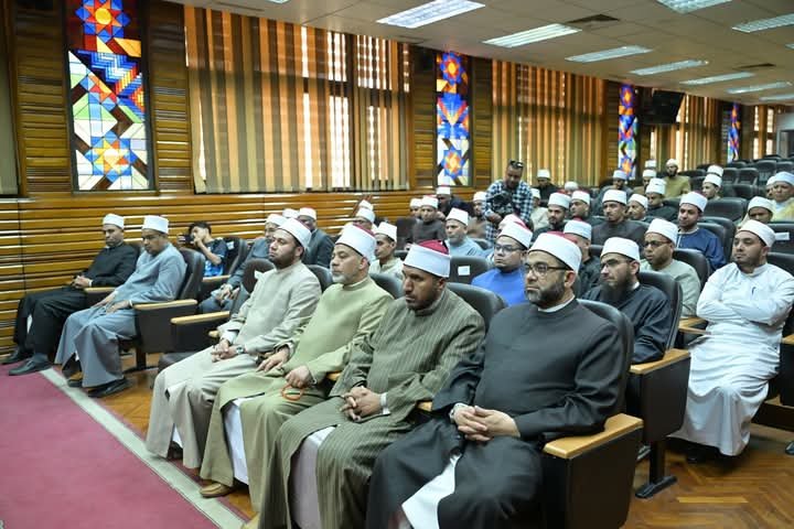 دورة لتنمية معارف الأئمة والواعظات بجامعة القاهرة