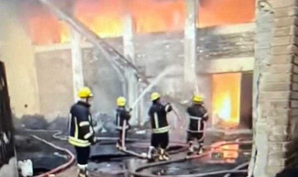 محاولات إطفاء الحريق