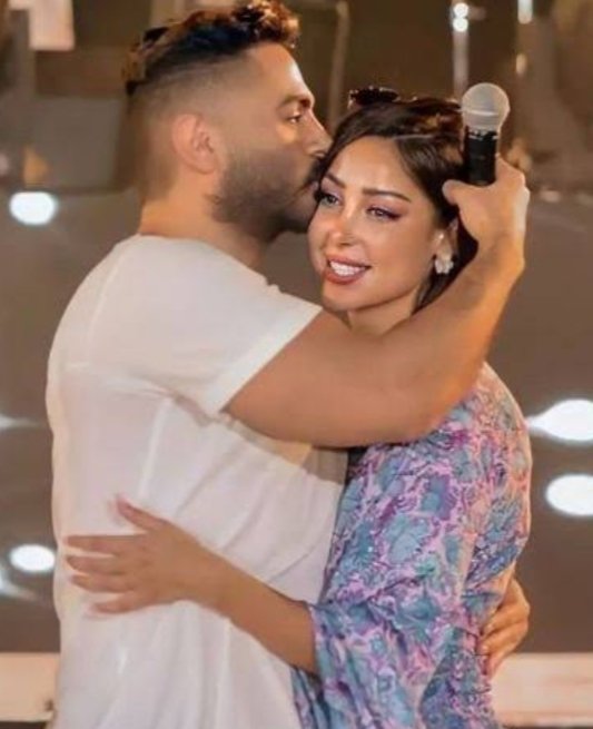 تامر حسني يقبل رأس بسمة بوسيل