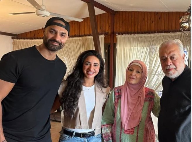 نقيب الممثلين مع مشيرة إسماعيل وآية سماحة وكريم فهمي