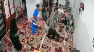 مقطع فيديو متداول يوثق مشاجرة داخل مسجد