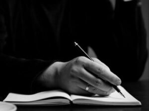 "قصيدتي العصية" تصدق بإني مخاصم حروفي