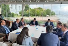 وزير الخارجية يلتقي بمجموعة من رجال الأعمال الأتراك خلال زيارته لإسطنبول