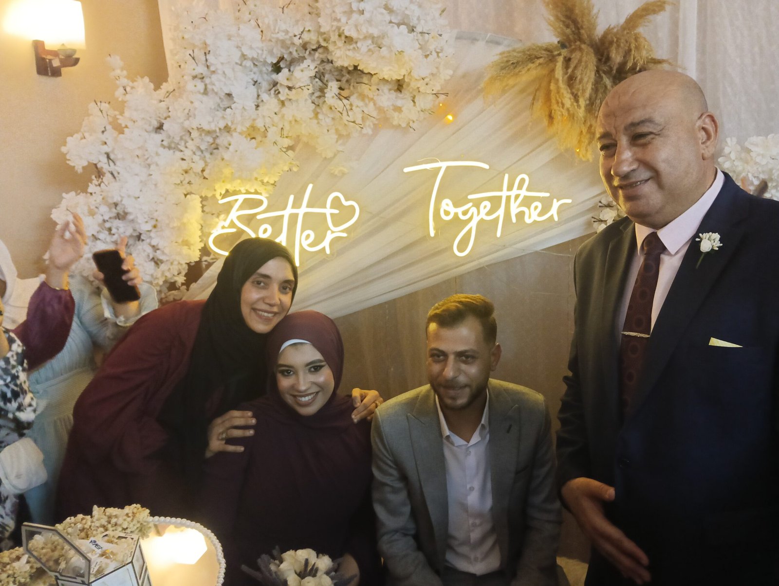 المستشار عبدالغفار السهيلي وحرمه والعروسين