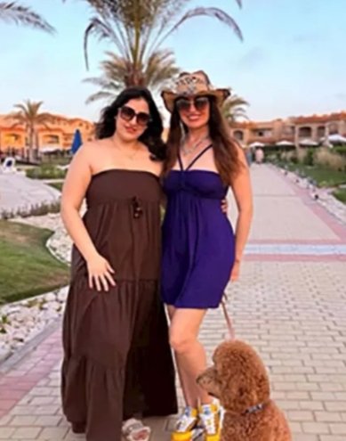 نيرمين الفقي وصديقتها