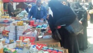 المنتجات منتهية الصلاحية تُباع علنًا على الأرصفة رغم التحذيرات