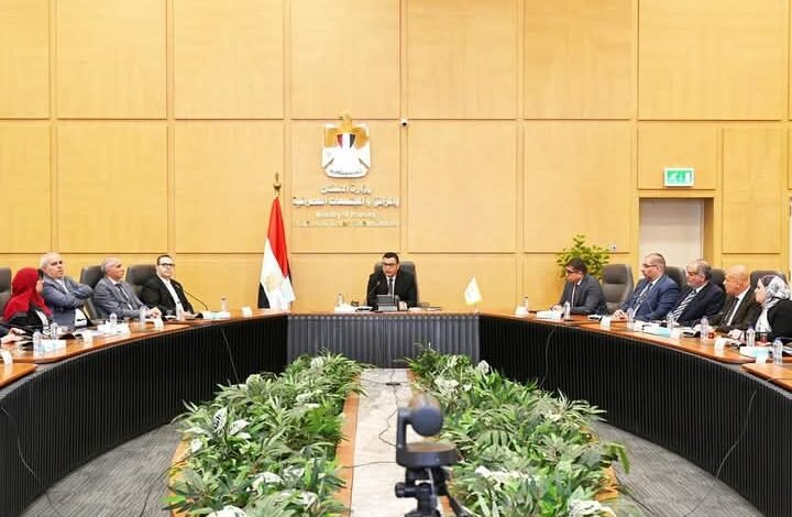 وزير الإسكان يتابع توفيق الأوضاع بالأراضي المنضمة لأحوزة بالمدن الجديدة
