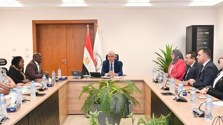وزير الري يلتقي وفد لجنة الزراعة والبيئة بالبرلمان الناميبى