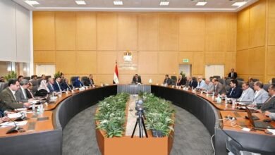 وزير الإسكان يعقد اجتماعاً لمتابعة المشروعات السكنية بعددٍ من المدن والمحافظات