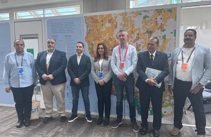 عوض تلتقي مدير الحكومات المحلية والمدن الذكية بشركة Esri