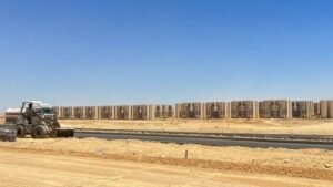 الإسكان: دفع العمل بمشروعات البنية الأساسية بمدينة السويس الجديدة
