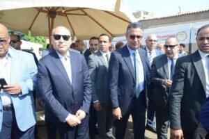 وزير التموين ومحافظ القاهرة يفتتحان سوق "اليوم الواحد" بمنطقة الجمالية