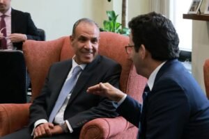 وزير الخارجية يلتقي السيناتور "برايان شاتز" بمجلس الشيوخ الأمريكي
