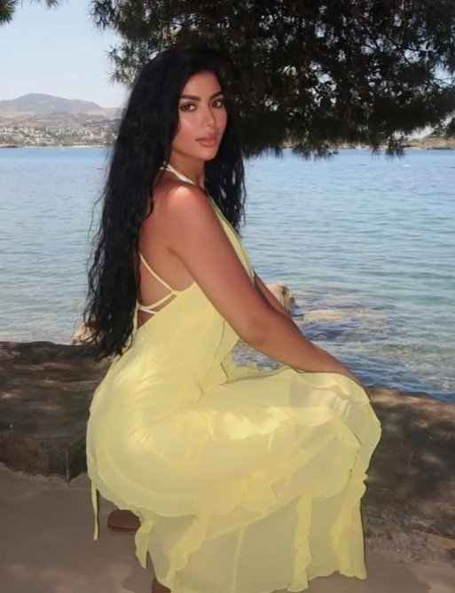 كارولين عزمي على البحر 