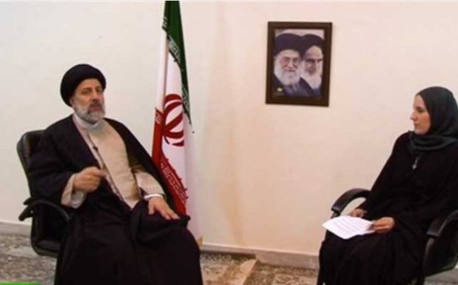كاثرين بيريز شاكدام مع الرئيس الإيراني الراحل إبراهيم رئيسي