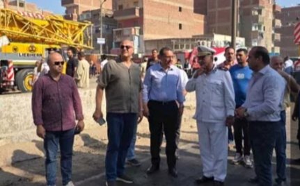 المحافظ والقيادات الأمنية أثناء تفقد موقع الحادث