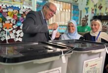 وزير الطيران يُدلي بصوته في انتخابات مجلس الشيوخ بمقر لجنته الانتخابية