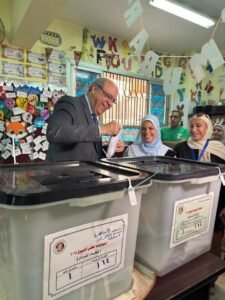 وزير الطيران يُدلي بصوته في انتخابات مجلس الشيوخ بمقر لجنته الانتخابية