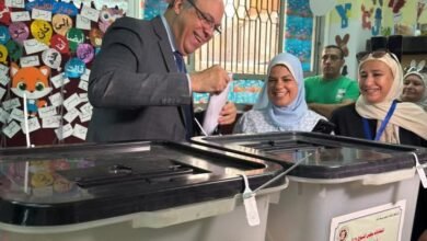 وزير الطيران يُدلي بصوته في انتخابات مجلس الشيوخ بمقر لجنته الانتخابية