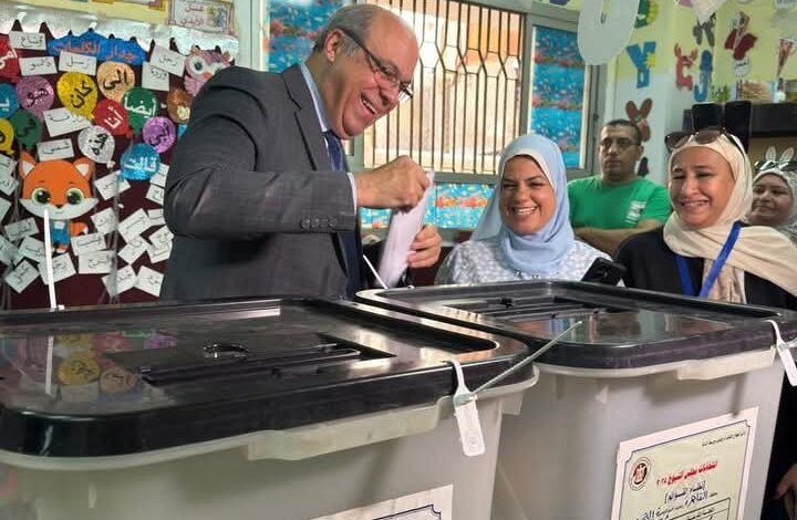 وزير الطيران يُدلي بصوته في انتخابات مجلس الشيوخ بمقر لجنته الانتخابية