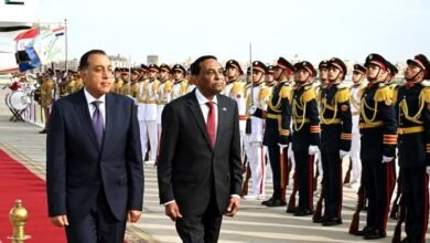 رئيس الوزراء يستقبل نظيره السوداني بمطار القاهرة الدولي