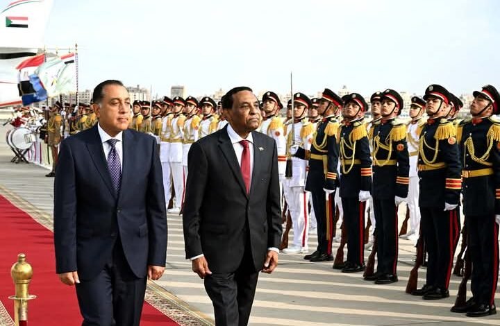 رئيس الوزراء يستقبل نظيره السوداني بمطار القاهرة الدولي
