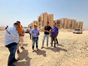 الإسكان تتابع موقف المشروعات السكنية والمرافق والخدمات في قنا الجديدة