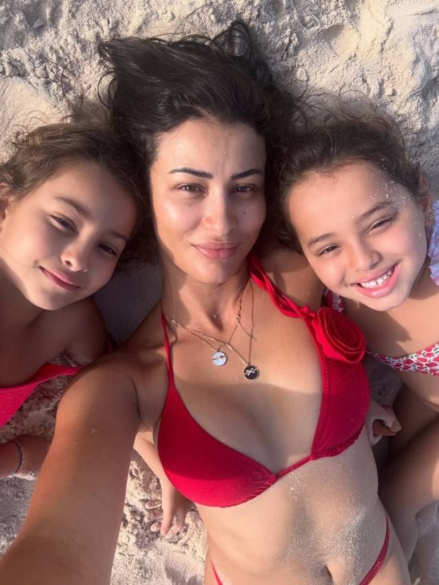 ريم السعدي مع ابنتيها
