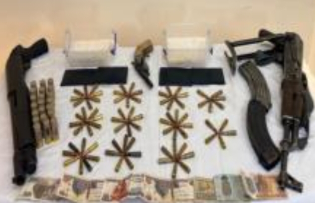 بعض المضبوطات من الأسلحة 