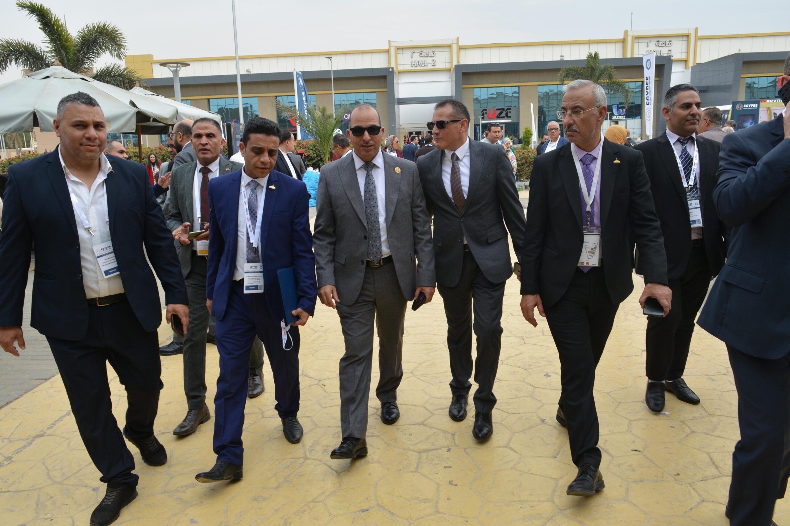رئيس مجلس الإدارة أثناء جولته بالمعرض 